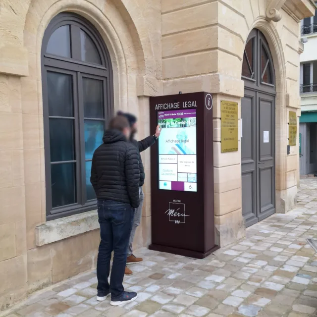 Consultation d’une borne tactile extérieure à Méru.