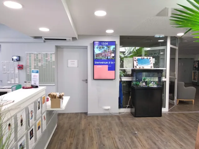Écran de bienvenue dans un espace d’accueil visiteurs.