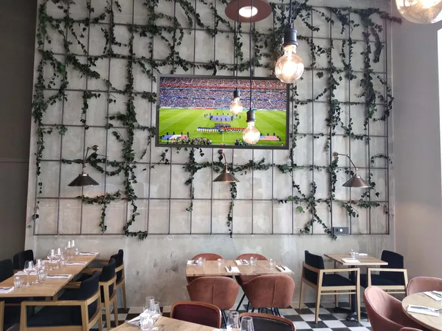 Écran diffusant du sport dans un restaurant.